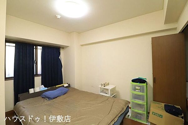 【洋室5.6帖】クローゼットを備えた5.6帖の洋室は、ご夫婦の寝室にぴったりです。落ち着いた空間で一日の疲れをゆっくり癒やし、爽やかな朝を迎えられます。