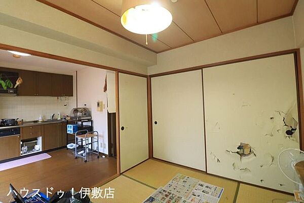 【和室6帖】和室とDKを繋げれば、約12.7帖のゆとりある空間として活用可能です。ライフスタイルに合わせた間取りで、快適なくつろぎの時間が叶います。