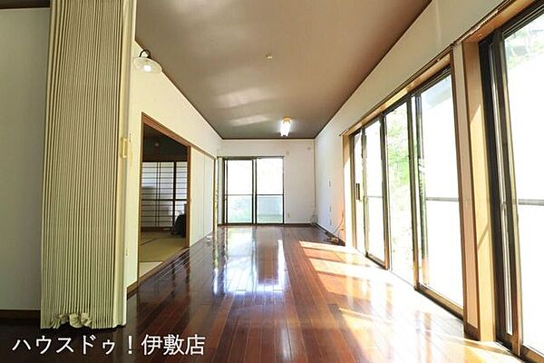 【リビング】陽光が降り注ぐ広々としたLDK。艶やかなフローリングが美しい、開放感のある空間です。※AIによる家具消し