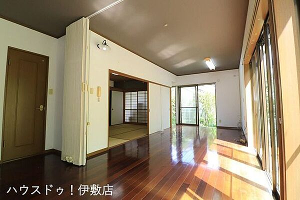 【リビング】艶やかな床に光が映える、上質なリビング。和室とのつながりが、さらなる開放感と落ち着きを演出します。※AIによる家具消し