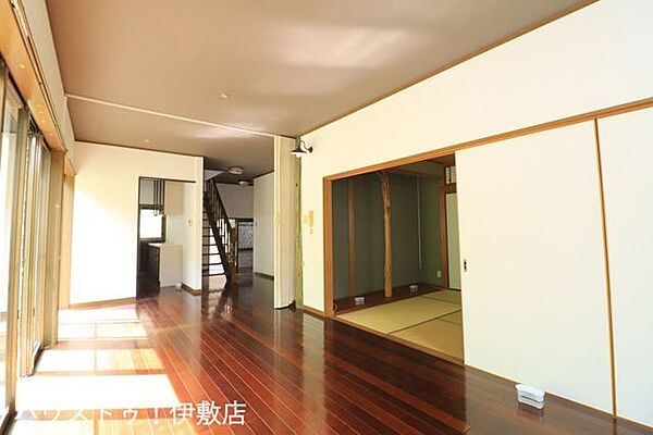 【リビング】家族が集う、陽光に満ちた広々LDK。艶やかなフローリングと、多用途に使える和室で、快適な毎日を過ごせます。