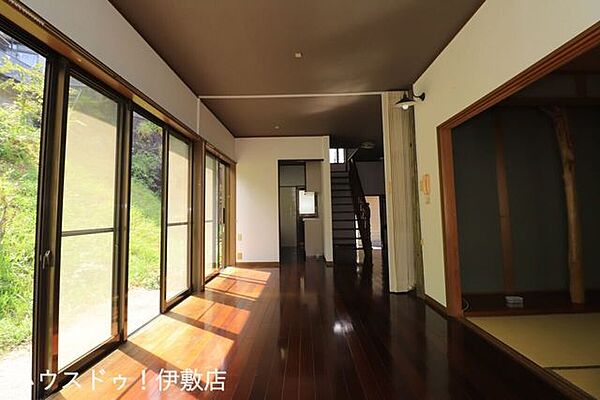 【リビング】室内程度良好！そのままでも使用可能ですが、自分スタイルにリフォームも可能です。