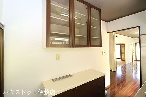 【キッチン】背面収納付きですぐにお皿など収納できます