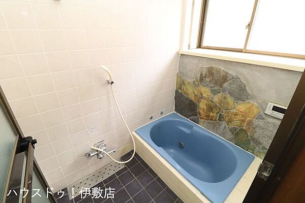【浴室】大型の浴槽に浸かって日頃の疲れを癒して頂く事が出来ますね