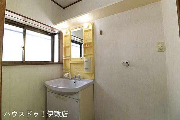 【洗面所】洗濯機置場付きの洗面所。窓もついており、自然換気が可能です