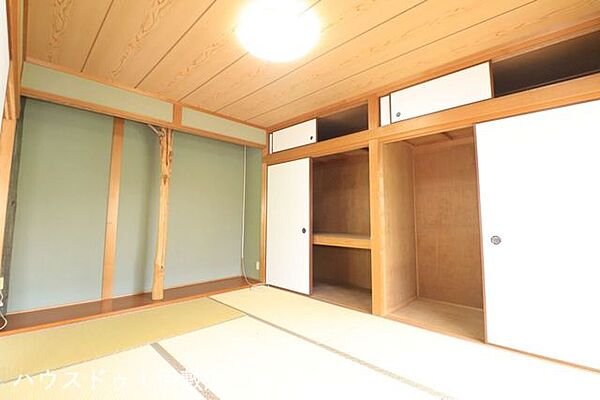 【和室】和室の一面が押し入れとなっており、布団なども楽々収納できます