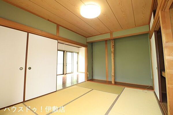 【和室】襖を開ければ、リビングと一体として使用でき、開放感のある空間も演出