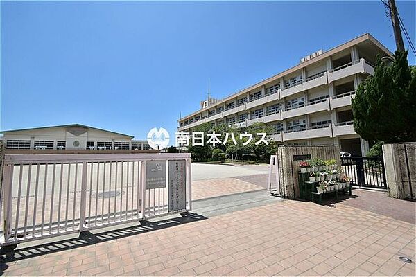 草牟田小学校【鹿児島市立草牟田小学校】は、城山2丁目に位置する1924年創立の小学校です。令和3年度の生徒数は482人で、20クラスあります。 600m