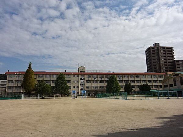 伊敷中学校【鹿児島市立伊敷中学校】は、下伊敷1丁目に位置する1947年創立の中学校です。令和3年度の生徒数は716人で、21クラスあります。校訓は「志・寛・錬」です。 1520m