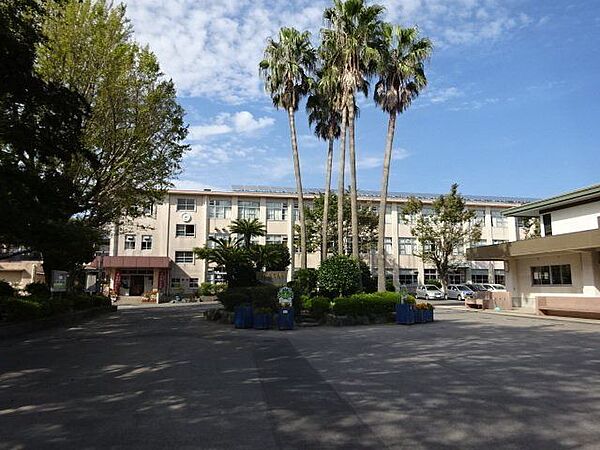 吉野中学校【鹿児島市立吉野中学校】は、吉野町に位置する1947年創立の中学校です。令和3年度の生徒数は864人で、28クラスあります。校訓は「『やればできる』自主・気魄・創造」です。 860m
