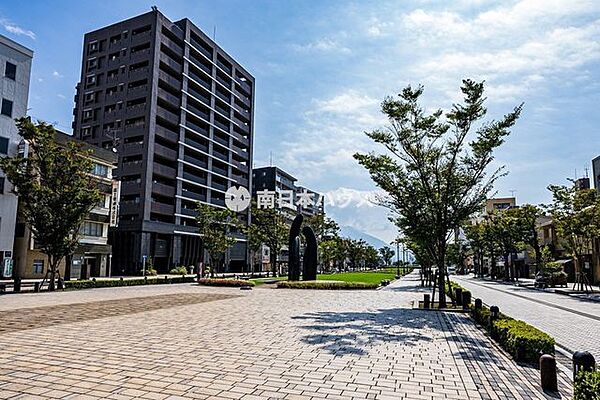 みなと大通り公園【みなと大通り公園】鹿児島市役所から錦江湾側に向けてベルト状に位置する芝生の公園です。散歩や休憩所として、市役所側の噴水やモニュメント、冬の夜はイルミネーションがとても綺麗です…