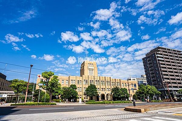 鹿児島市役所【鹿児島市役所本庁】窓口やサンサンコール等の電話応対は丁寧で安心です。目前に電停、車は隣接する比較的新しめの立体駐車場と公共交通機関が利用しやすい立地です。 260m