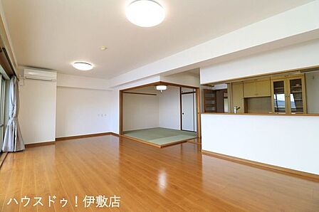 【リビング】海を身近に感じる暮らし。仙巌園へも徒歩5分と、アクティブさと歴史の落ち着きを兼ね備えた環境です