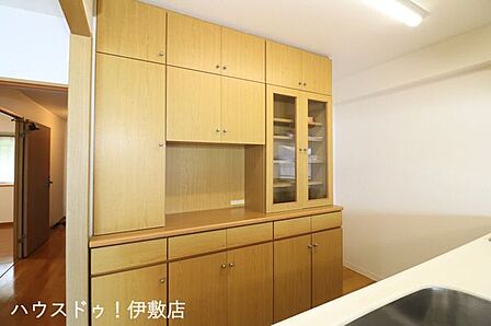 【キッチン】キッチン背面には備え付けの食器棚付き！引っ越し後にすぐにお皿など収納可能です