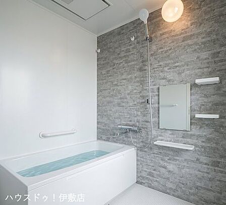 【浴室】TOTO製の浴室に新調予定。浴室乾燥機付きです！※パースにより実際とは色見が異なる場合があります