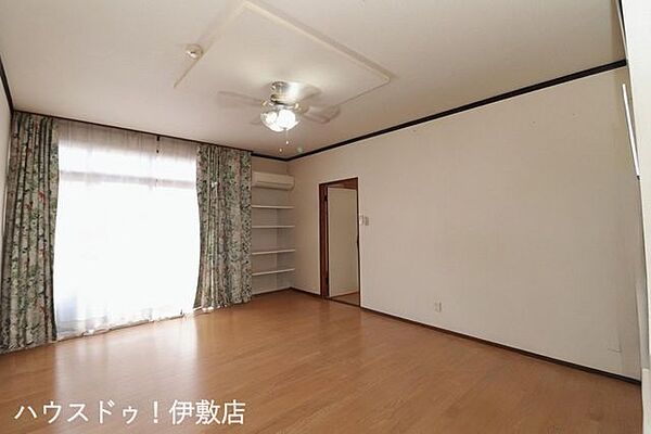 【リビング】南側に大きな掃き出し窓がついており、明るいリビング！※AIによる家具消し済