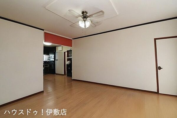 【リビング】弊社にて無料でリフォーム見積もり致します。ワンストップサービスで物件の購入からリフォーム工事まで弊社にお任せ下さい。※AIによる家具消し済
