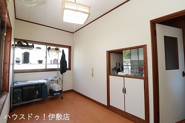 【2F洋室4帖】ガラスの扉の収納スペースがあり、見せる収納も可能です