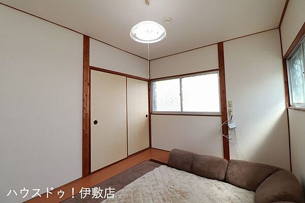 【2F洋室6帖】主寝室にいかがでしょうか？お子様が小さいうちは家族みんなの寝室とて活用できそうですね。