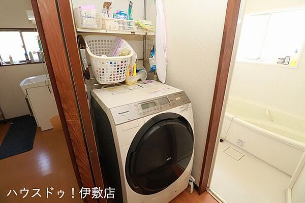 【洗濯機置場】脱衣所に洗濯機置場付きで、脱いだ服をそのまま洗濯機に入れられます