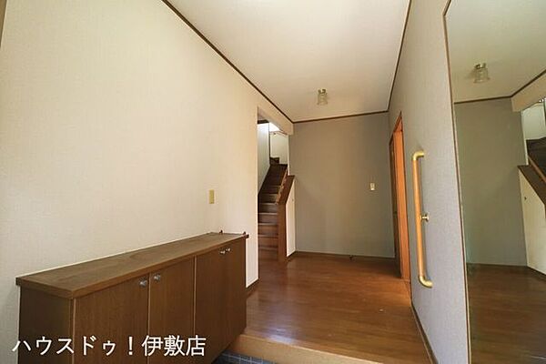 【玄関】ゆとりのある玄関フロアは気持ちにもゆとりをもって行動ができそうですね。
