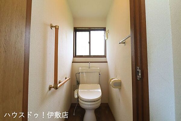 【トイレ】ウォシュレット機能付きトイレですタオルリングやペーパーホルダーも完備です