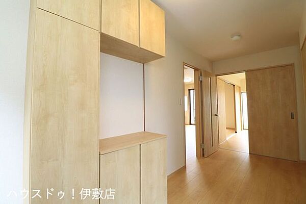 【玄関】広々とした玄関で、ゆとりを持って行動できそうです
