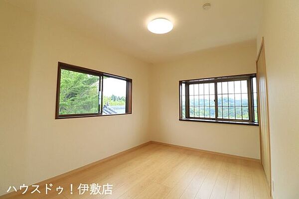 【2F洋室6帖】二面に窓があるため一日中安定した明るさが保てます。腰高窓なので家具の配置もしやすく模様替えも楽しめそうです。