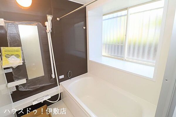 【浴室】大型の浴槽に浸かって日頃の疲れを癒して頂く事が出来ますね