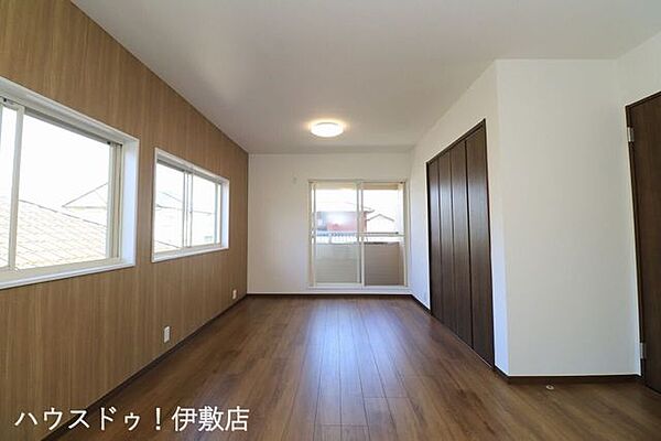 【2F洋室10.5帖】10.5帖の広々とした洋室は、ご夫婦の主寝室にぴったり。大きなベッドを置いてもゆとりがあり、心身ともにリラックスできるプライベート空間です。