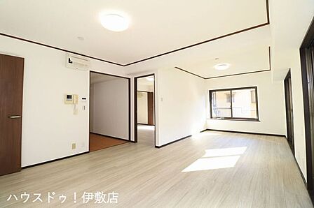 【リビング】リビング18.8帖の開放感のある空間!白を基調とした室内で清潔感と開放感があります