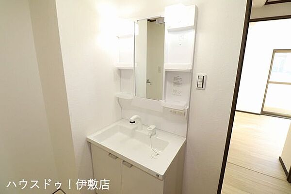 【洗面台】白く清潔な洗面台は一日のはじまりのスイッチを入れるのにピッタリなスペース。