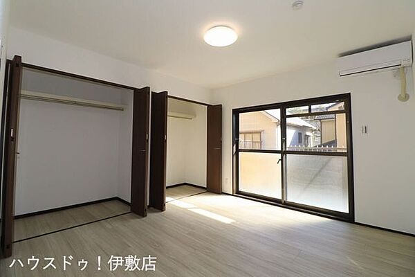 【洋室8帖】主寝室にもなる8帖。ベッド2台プラスαのペースがあり、お子様が小さいうちは家族みんなの寝室として活用できそうですね。