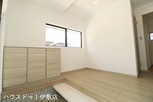 【玄関】玄関にはシューズボックス付き！窓もついており、明るい玄関です
