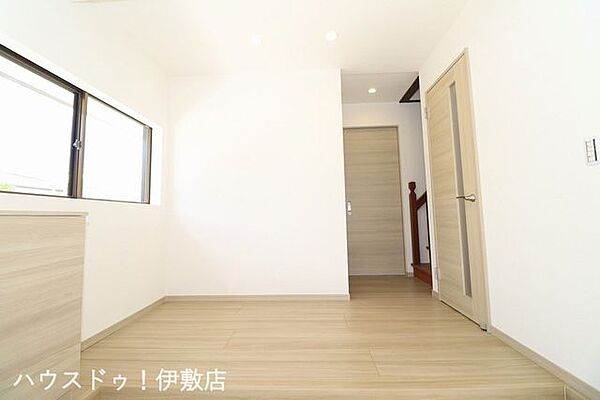 【玄関】ゆとりのある玄関フロアは気持ちにもゆとりをもって行動ができそうですね。