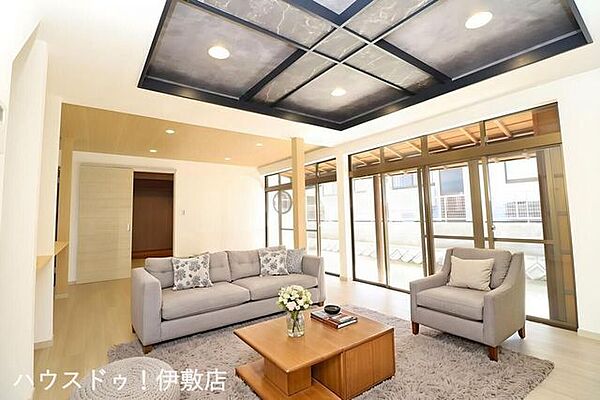 【リビング】リビング21帖と広々な空間には、折り上げ天井がモダンな印象を演出。※イメージにつき、家具、家電は価格に含まれません