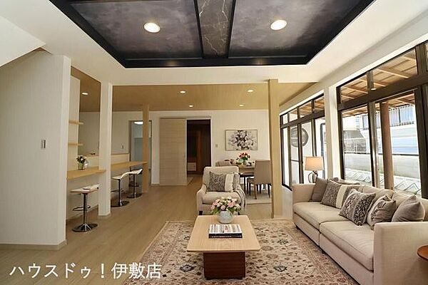 【リビング】南側が多くの窓になっており、室内は明るいリビングです。※イメージにつき、家具、家電は価格に含まれません