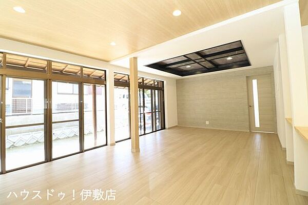 【リビング】南側の窓から明るい光の入るリビングです。キッチンから窓の外がよく見えお庭で遊ぶお子様を見守りながら調理もできますね。