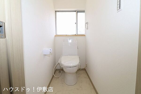 【トイレ】ウォシュレット機能付きトイレです♪タオルリングやペーパーホルダーも完備です