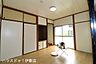 洋室：【1F洋室】南側に掃き出し窓があり、一日を通して自然光が入りやすい洋室です