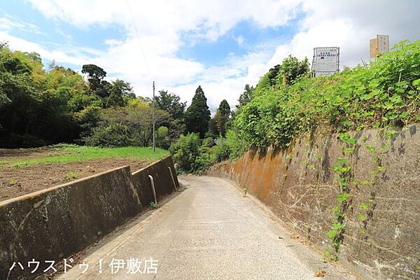 【前面道路】北側前面道路、西方面交通量少なめです