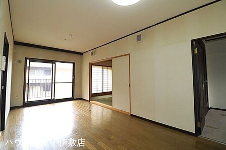 【リビング】空き物件に付きご内覧可能です。ぜひ現地にて陽当たりや周辺環境をご確認ください