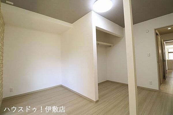 【洋室7帖】収納付きの洋室です！ハンガーパイプ付きでかける収納が可能です！
