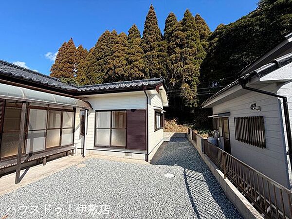 【外観写真】建物から木々が望め、自然を楽しめる平屋建て
