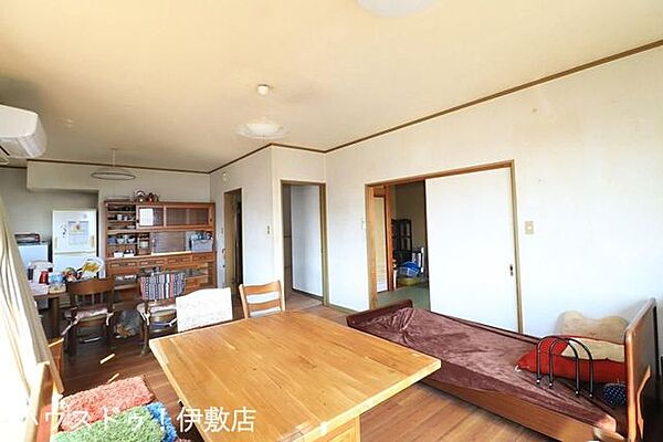 【リビング】LDKから廊下や和室へと繋がる動線。各部屋へのアクセスがスムーズな間取り設計です。