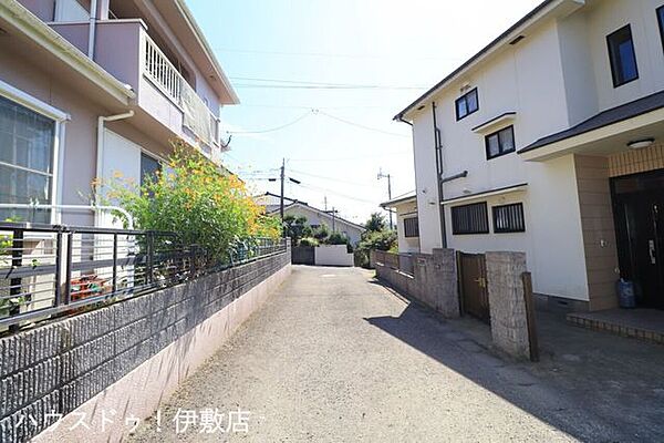 【前面道路】行き止まり道路につき交通量少なく小さなお子様にも安心です