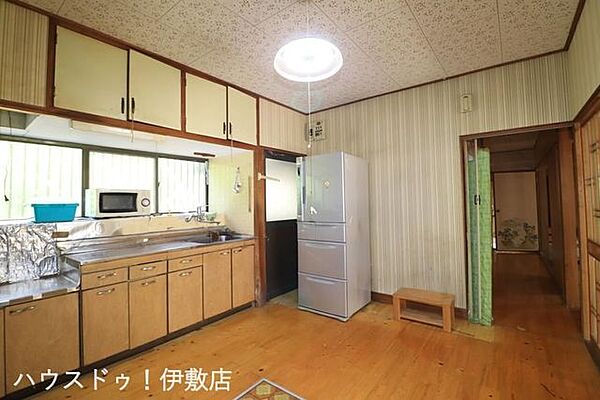 【ダイニングキッチン】ゆったりとしたダイニングキッチン。家族が自然と集まり、今日の出来事を語り合いながら食卓を囲む、温かい日常が目に浮かびます。※AIによる家具消し済