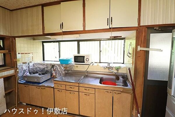 【キッチン】上下に豊富な収納を備えた作業スペース。調理器具もスッキリ片付き、お子様と一緒にお菓子作りを楽しめるゆとりがあります。※AIによる家具消し済