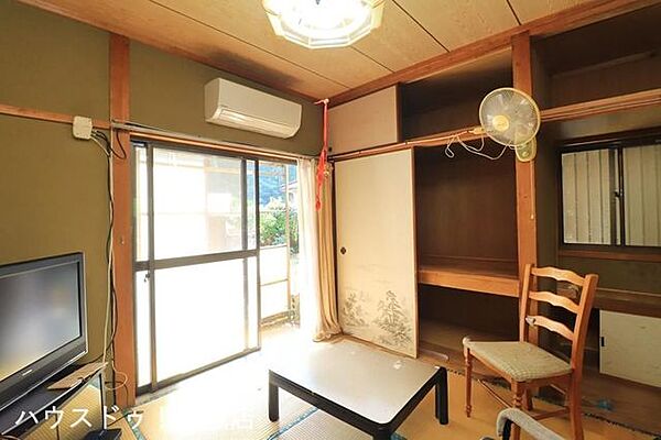 【和室】たっぷりの収納も備え、寝室としてはもちろん、客間としても重宝する落ち着いた空間です。