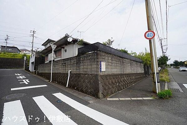 【外観写真】南西角地の全景です。南側・西側ともに公道に接しており、開放感があります。